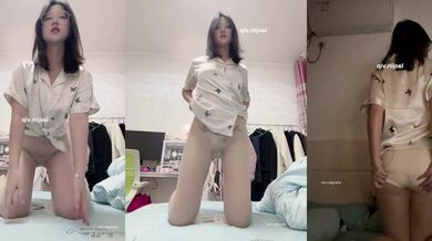 2025年9月最新极品良家泄密【丝袜】远在外地的眼镜女友，拍丝袜美腿给男友看，超反差，长相清纯，颜值真高！ (2)